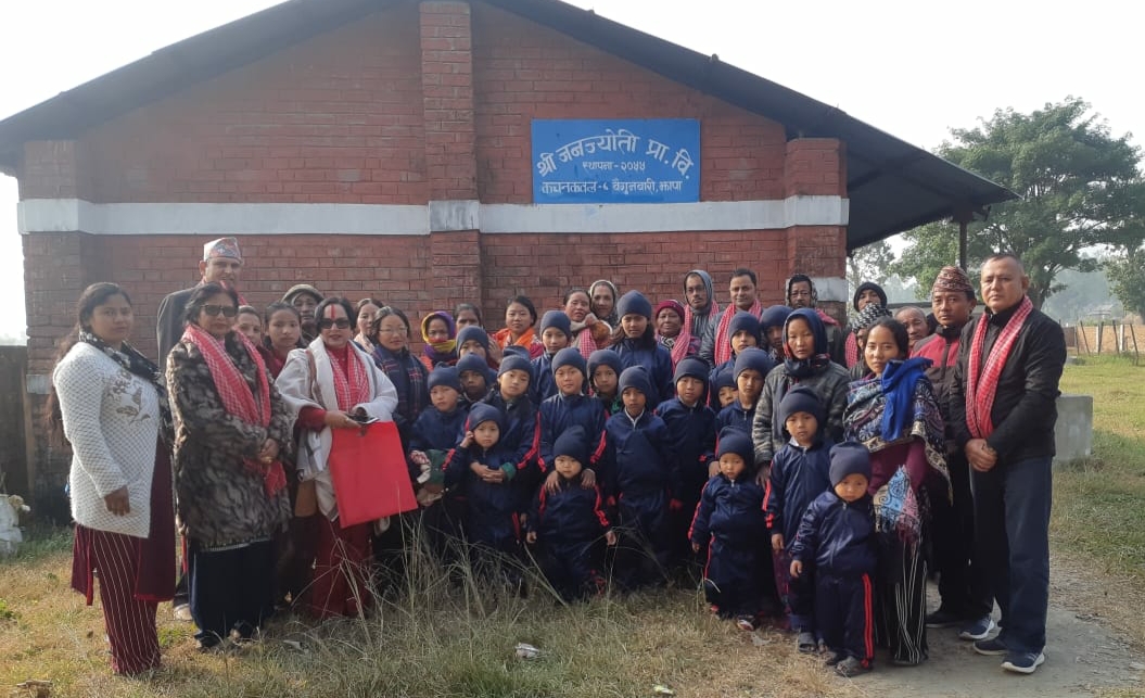 जनज्योती बिद्यालयका बिद्यार्थीहरुलाई न्यानो कपडा बितरण