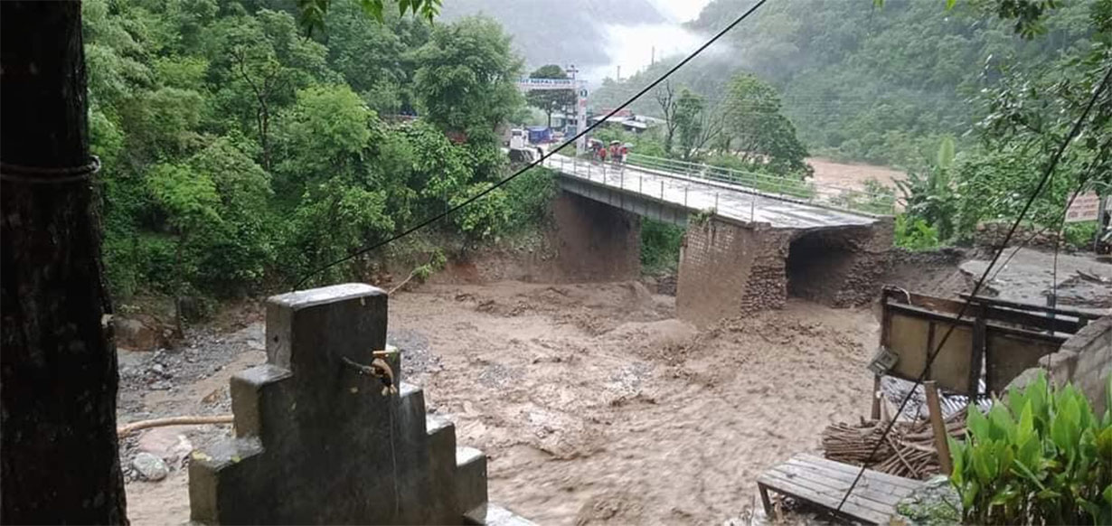 बाढी पहिरोका कारण पृथ्वी राजमार्गको पुल भत्किदा यातायात अवरुद्ध