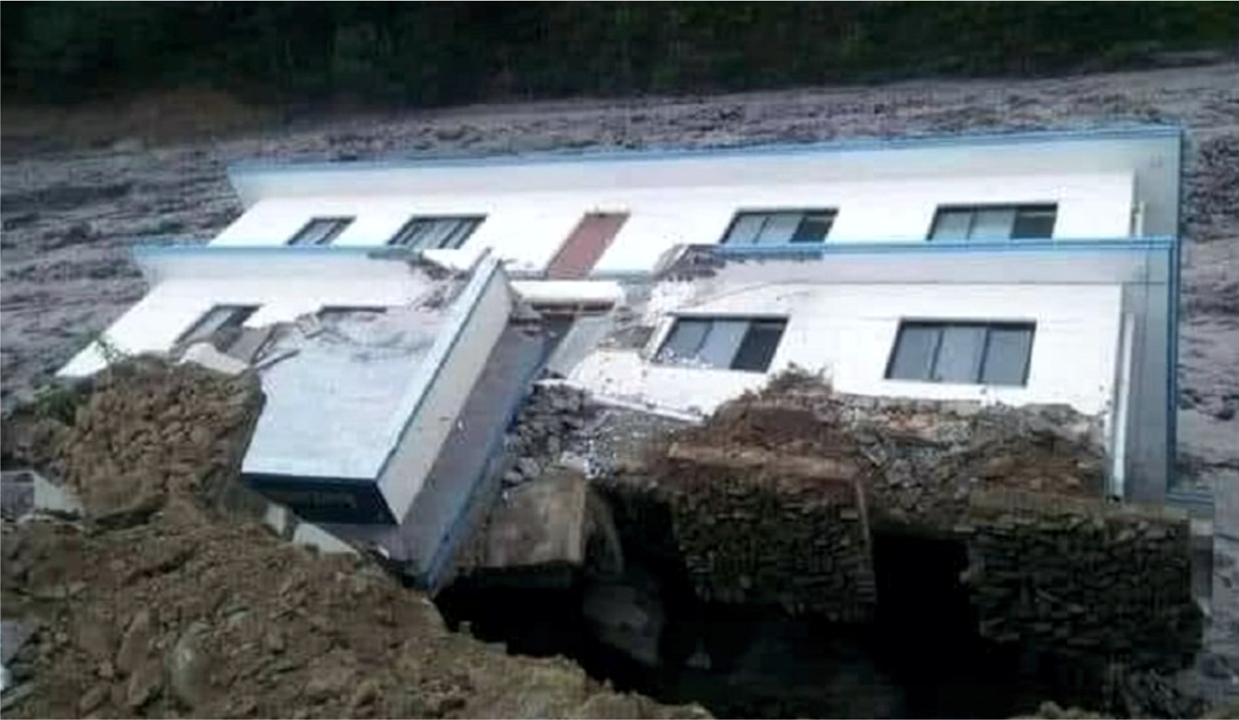 बाढीले बगायो हेलम्बु प्रहरी चौकी, वडा कार्यलय र विद्यालय भवन