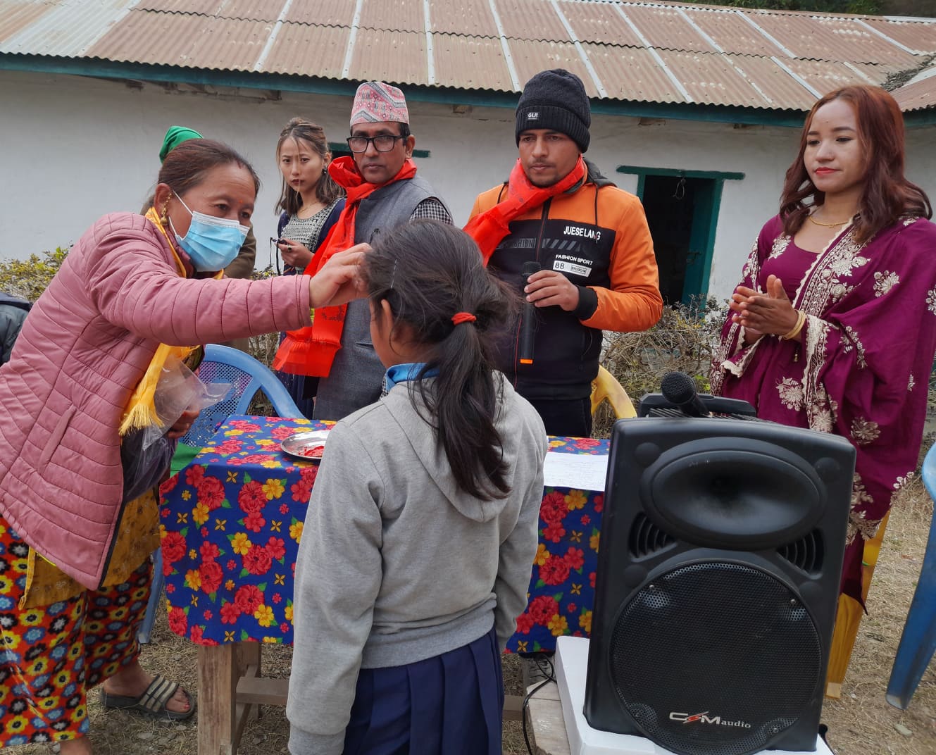 इगल एफएमका सञ्चारकर्मीले दिए विद्यार्थीलाई न्यानो स्विटर