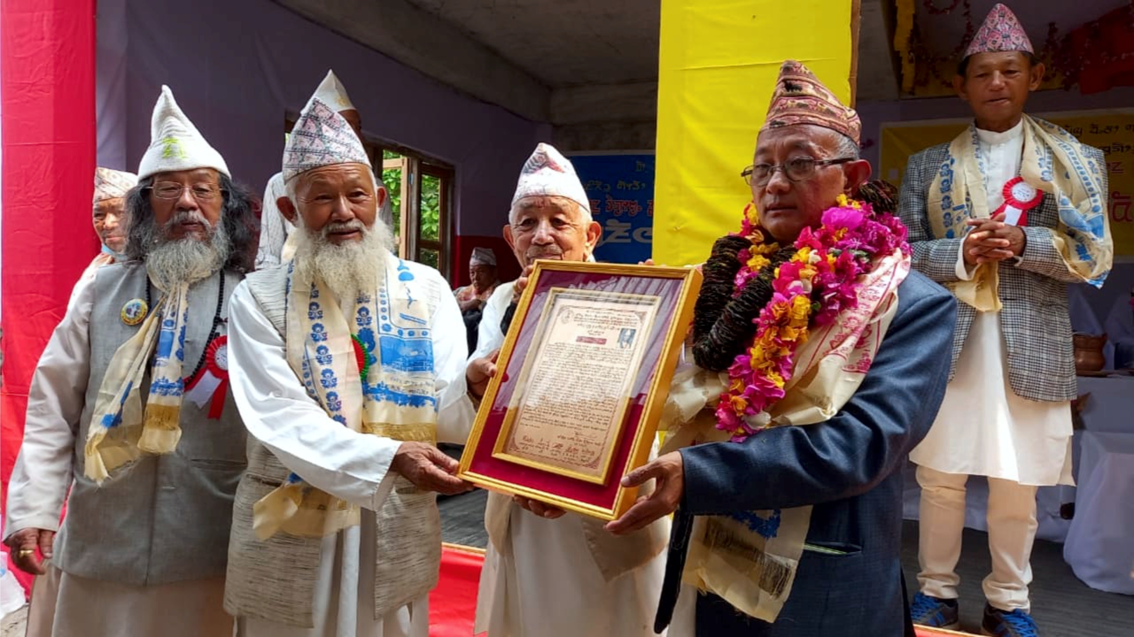 माङ्सेवासाबा पान्जुम्भोद्वारा आङदेम्बे सम्मानित