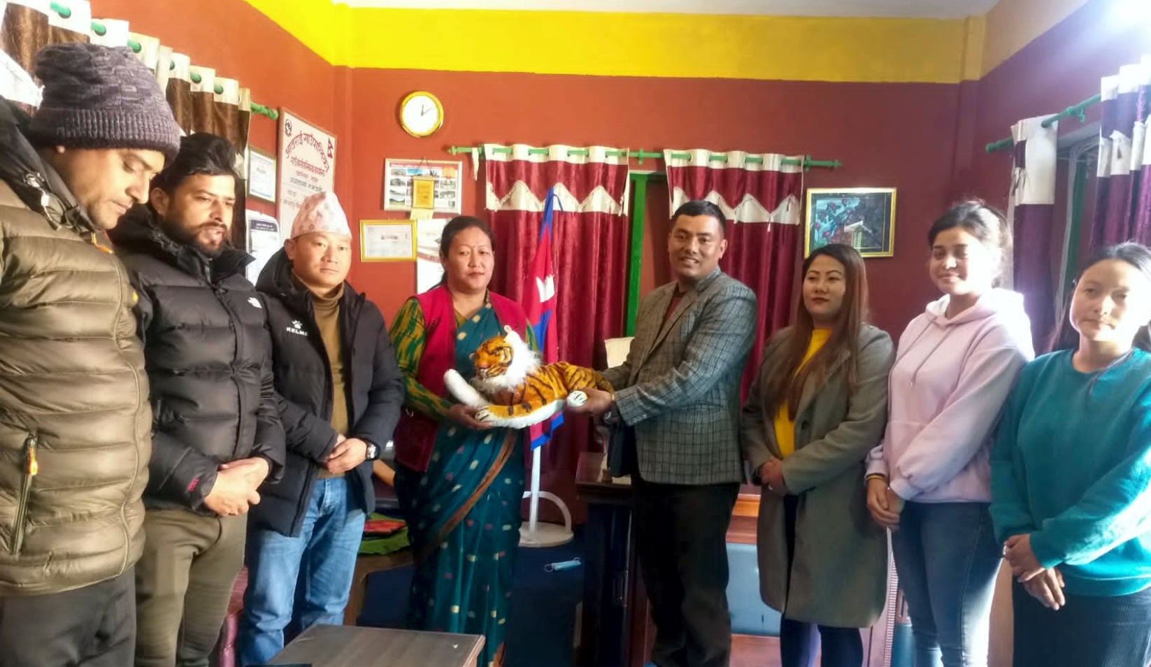 आठराई गाउँपालिकालाई बाल हेल्पलाइनद्वारा सामग्री सहयोग
