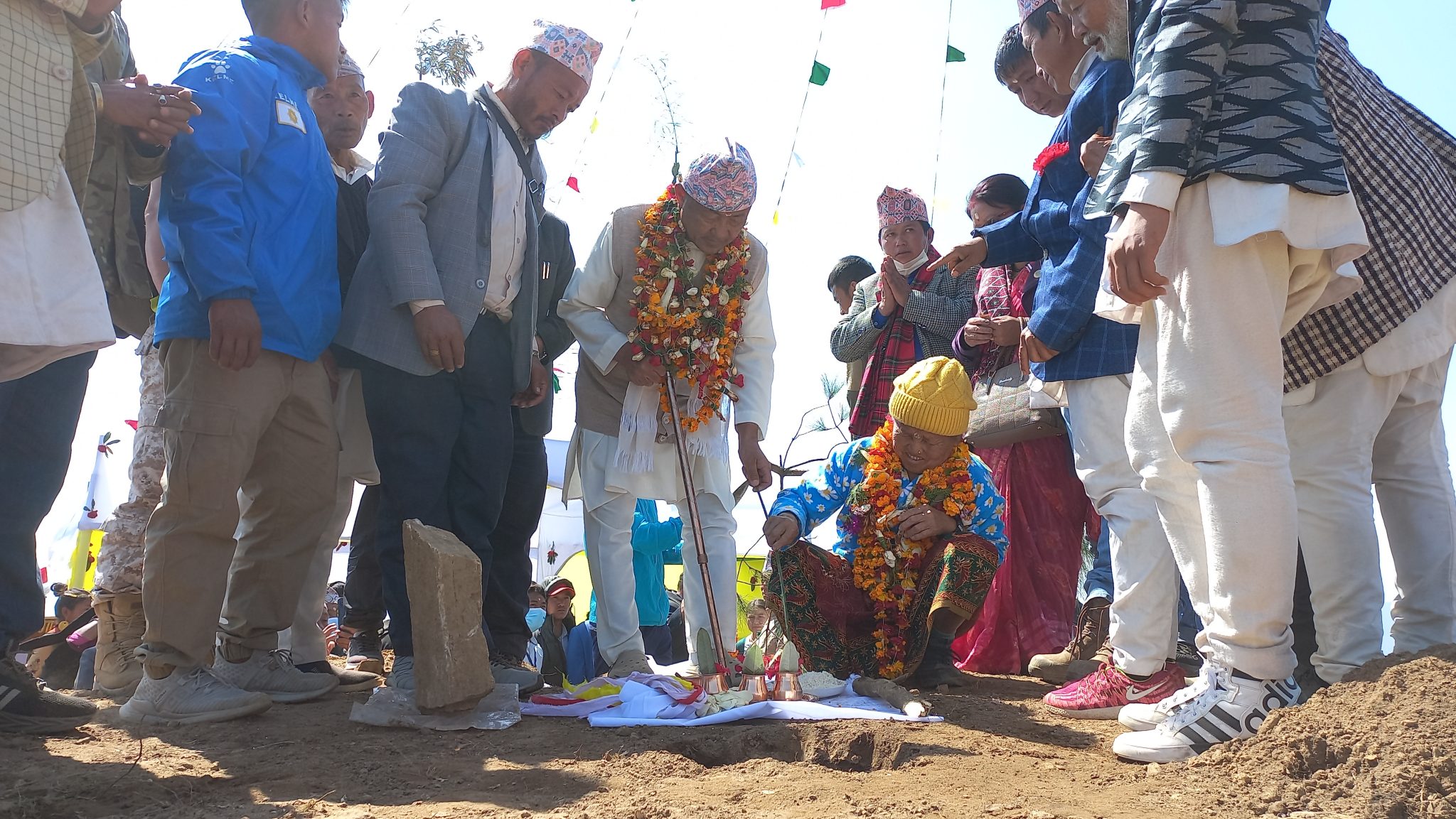 अङसीमाङ अङसीमामाङद्वारा मिक्लाजुङमा माङहिम तथा फाल्गुनन्दको प्रतिमा शिलन्यास