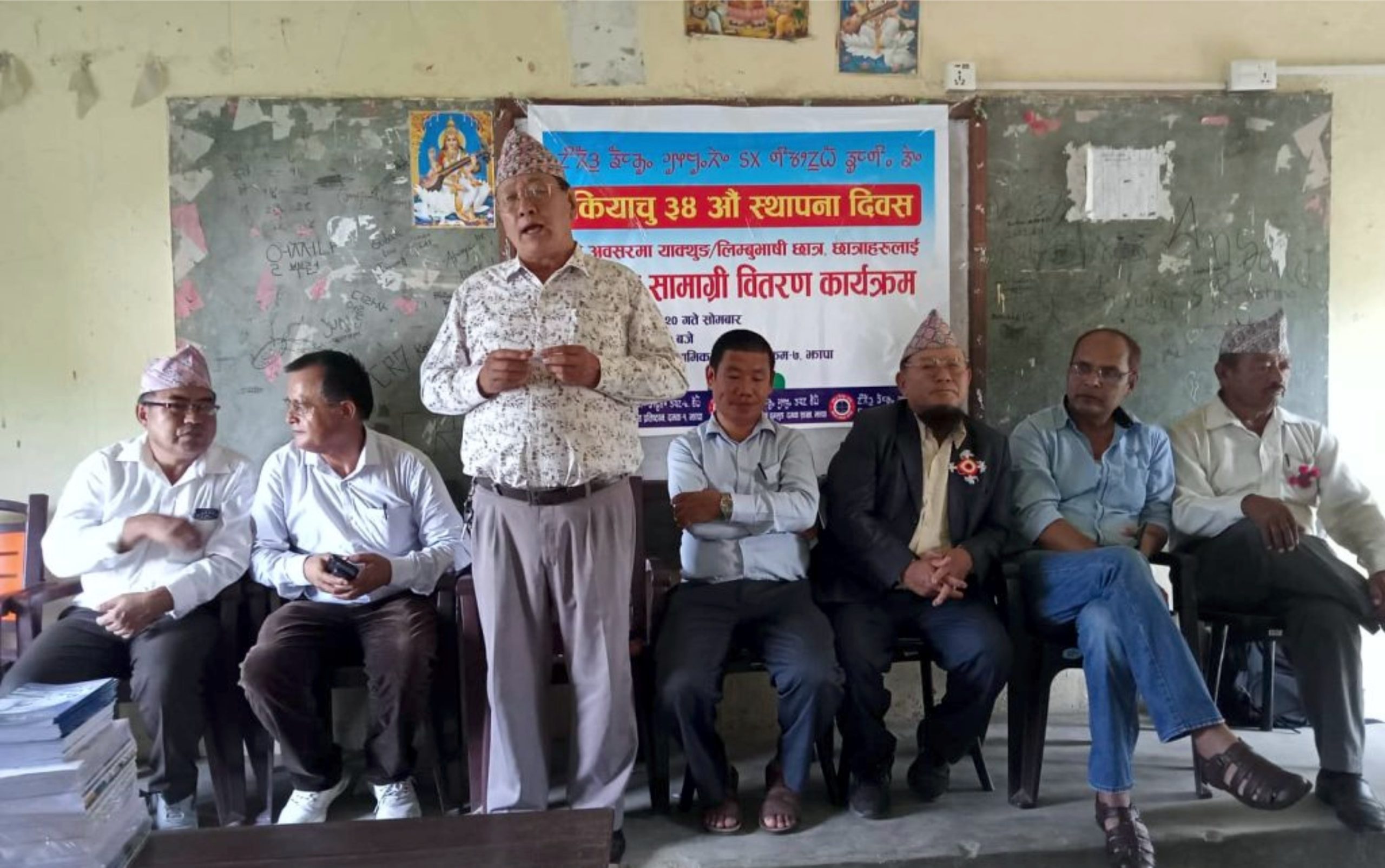 पृथ्वी मा.वि. दमकका विद्यार्थीहरुलाई शैक्षिक सामग्री वितरण