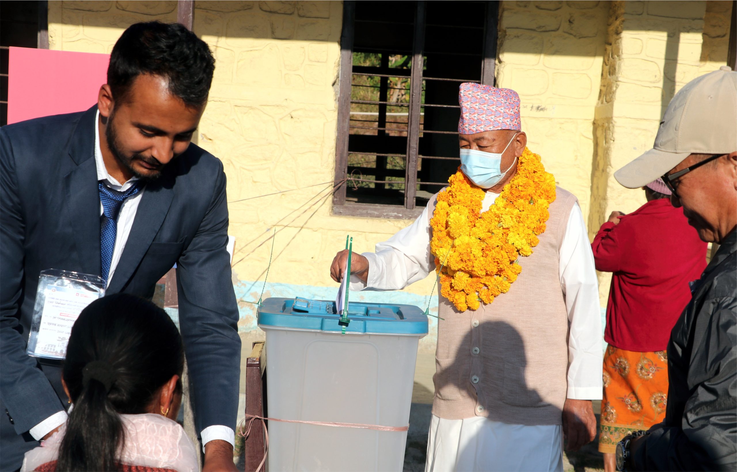 किरात धर्मगुरु आत्मानन्द तथा गुरुआमा पवित्रहाङमाद्वारा मतदान