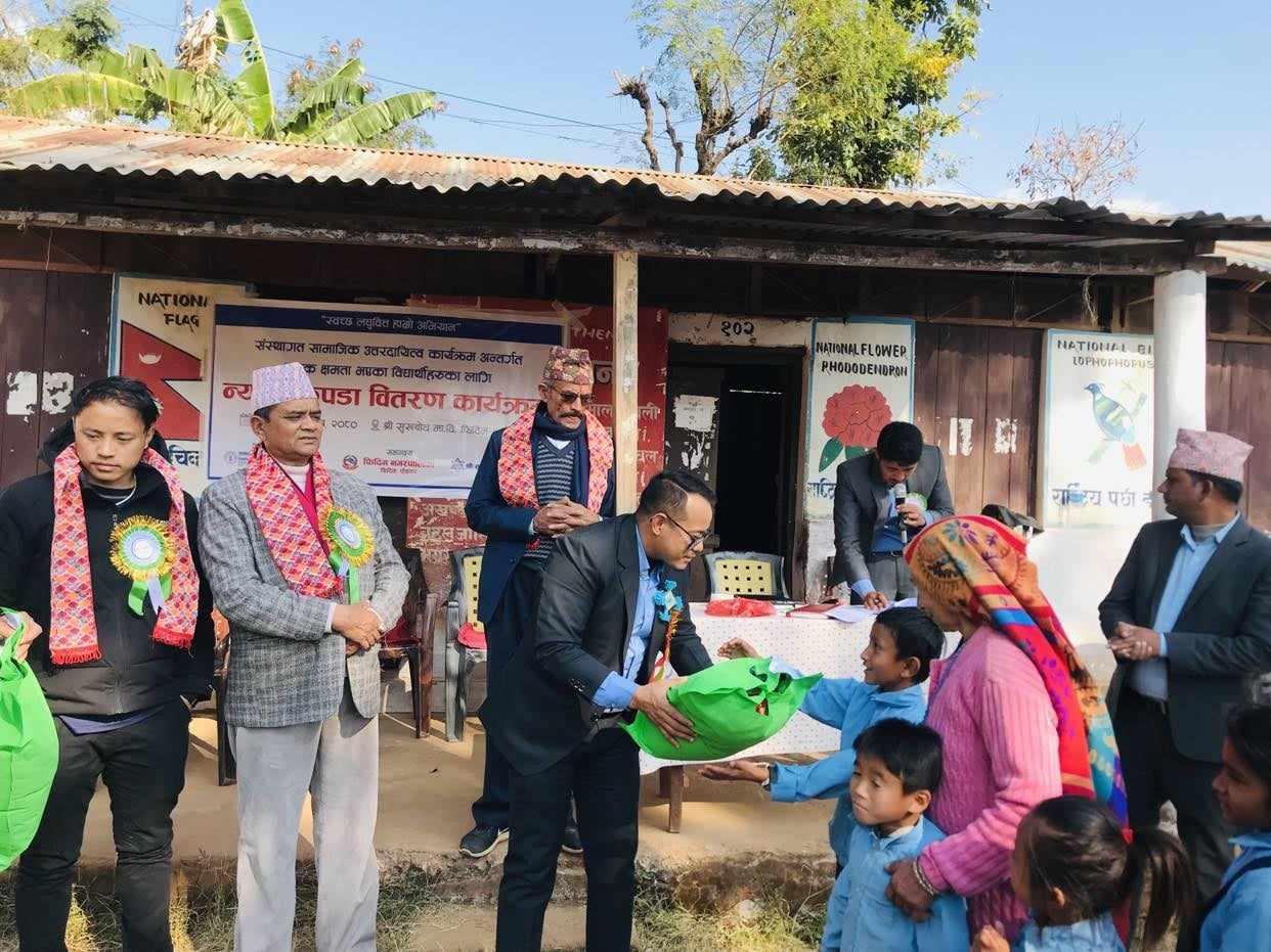 पाँचथरमा स्वावलम्बन लघुवित्तद्वारा बिद्यार्थीहरुलाई न्यानो कपडा वितरण