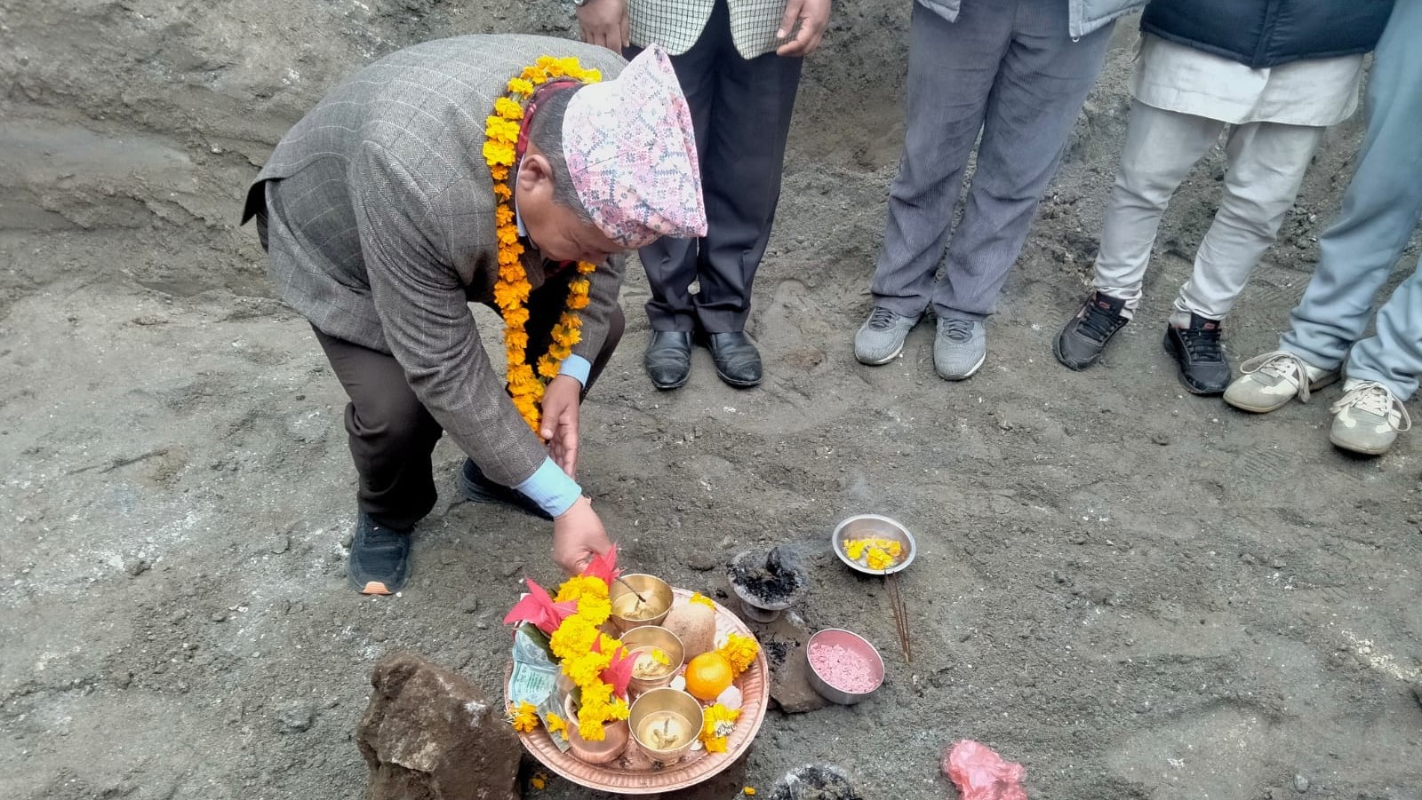 पान्थरको शिलौटीमा महागुरु फाल्गुनन्दको प्रतिमा स्थापना हुदैं