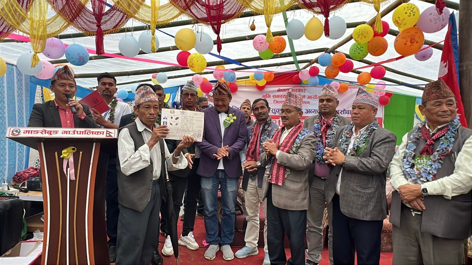 माङसेबुङका ११० घर परिवारले पाए धनीपुर्जा(फोटो फिचर सहित)