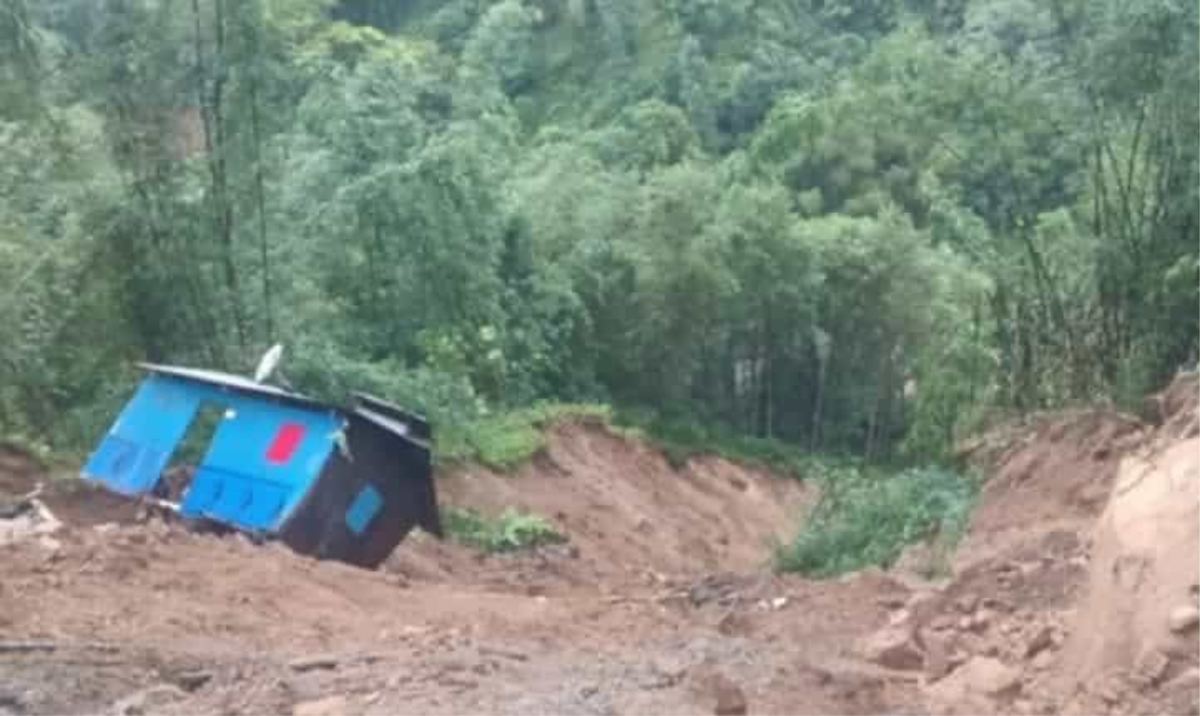 इलाममा पहिरोमा परी ३७ जनाको ज्यान गयो