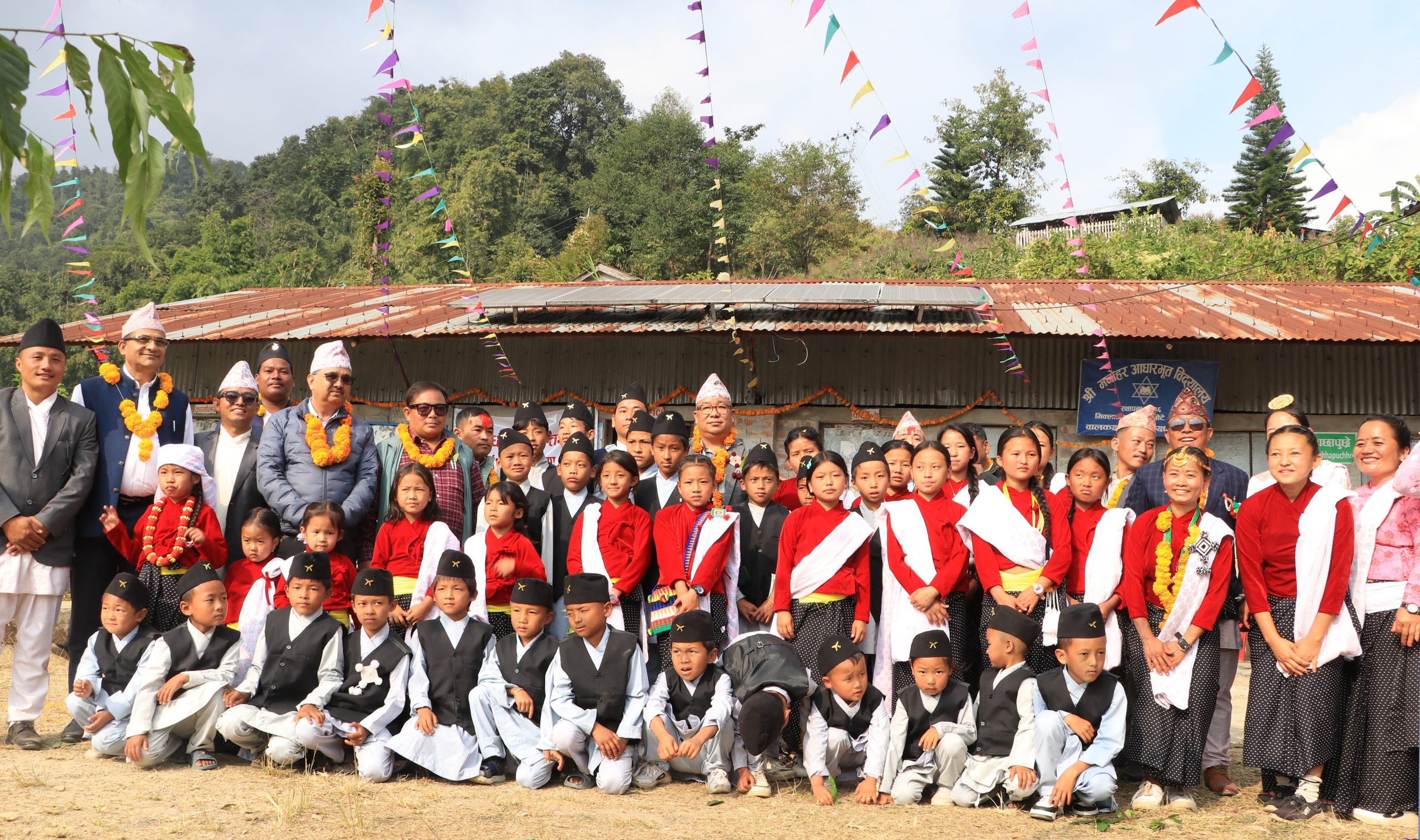 मिक्लाजुङको मनोहर आविमा विद्यालय पोशाकमा राई पहिरन